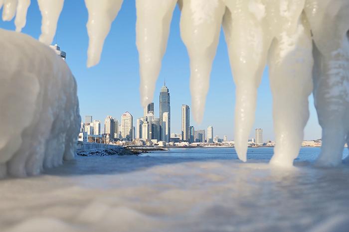 烟台海滨冻成冰雪世界